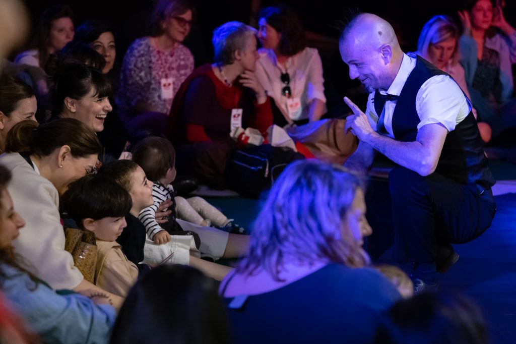 CONCERTO PER PICCOLI CUORI E GRANDI SOGNIProduzione Studio TA-DAA!
CONCERTO PER PICCOLI CUORI E GRANDI SOGNI; Produzione Studio TA-DAA!
Di e con Michele Cafaggi
Regia Ted Luminarc. Festival segnali 2023- teatro del Buratto
Regia Ted Luminarc