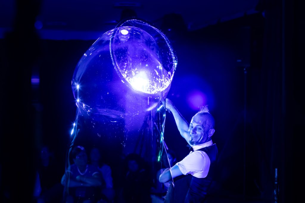 CONCERTO PER PICCOLI CUORI E GRANDI SOGNIProduzione Studio TA-DAA!
CONCERTO PER PICCOLI CUORI E GRANDI SOGNI; Produzione Studio TA-DAA!
Di e con Michele Cafaggi
Regia Ted Luminarc. Festival segnali 2023- teatro del Buratto
Regia Ted Luminarc