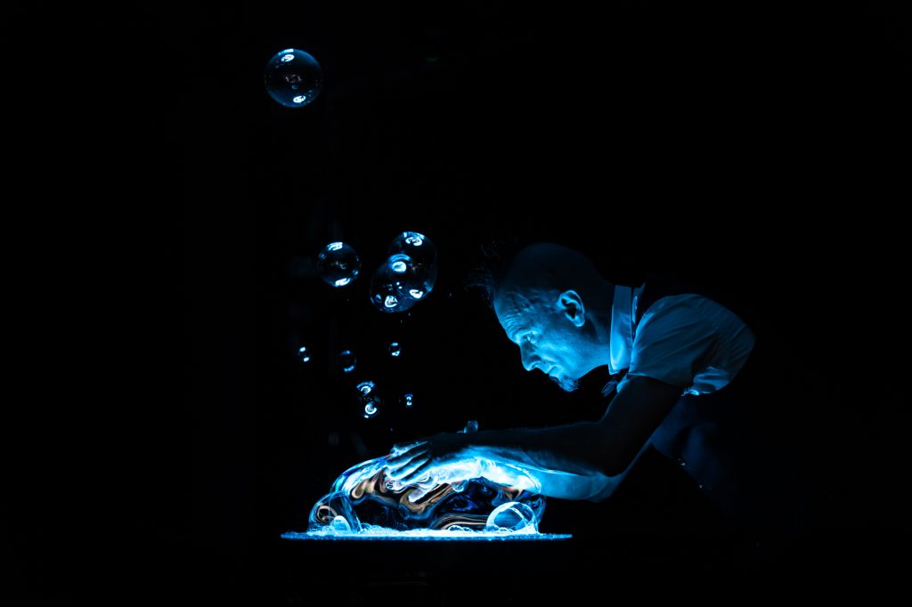 CONCERTO PER PICCOLI CUORI E GRANDI SOGNIProduzione Studio TA-DAA!
CONCERTO PER PICCOLI CUORI E GRANDI SOGNI; Produzione Studio TA-DAA!
Di e con Michele Cafaggi
Regia Ted Luminarc. Festival segnali 2023- teatro del Buratto
Regia Ted Luminarc
