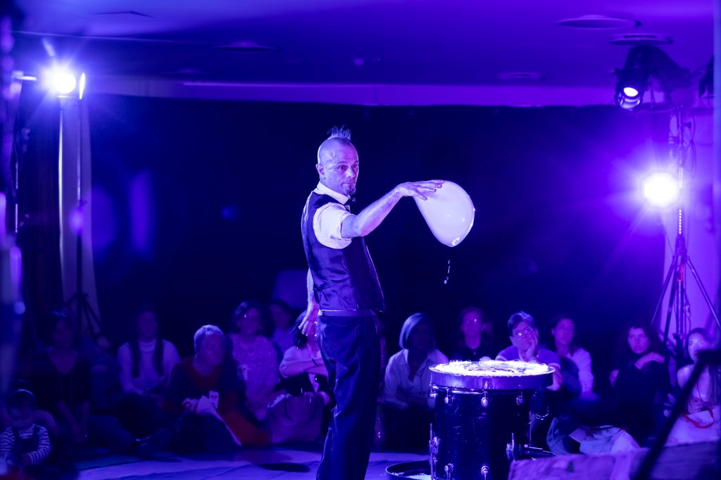 CONCERTO PER PICCOLI CUORI E GRANDI SOGNIProduzione Studio TA-DAA!
CONCERTO PER PICCOLI CUORI E GRANDI SOGNI; Produzione Studio TA-DAA!
Di e con Michele Cafaggi
Regia Ted Luminarc. Festival segnali 2023- teatro del Buratto
Regia Ted Luminarc