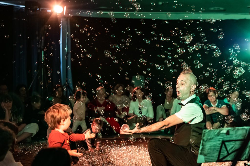 CONCERTO PER PICCOLI CUORI E GRANDI SOGNIProduzione Studio TA-DAA!
CONCERTO PER PICCOLI CUORI E GRANDI SOGNI; Produzione Studio TA-DAA!
Di e con Michele Cafaggi
Regia Ted Luminarc. Festival segnali 2023- teatro del Buratto
Regia Ted Luminarc